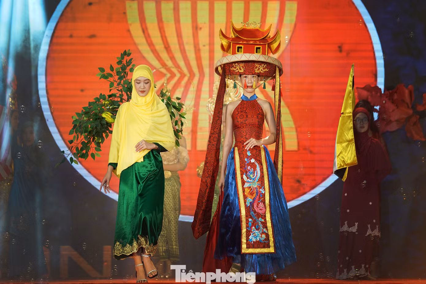 Trình diễn trang phục mang sắc màu truyền thống của Brunei và Việt Nam.