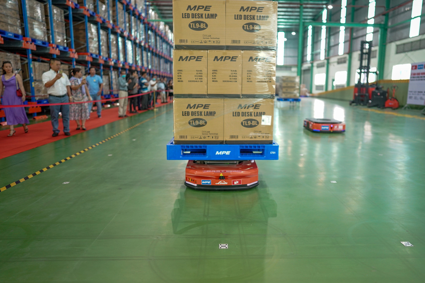 Xe được nhập khẩu và phân phối bởi Công ty TNHH MTV TM DV Hoàng Gia Lâm (HGL), đại lý phân phối chính thức xe nâng Linde của Đức tại Việt Nam. Bên cạnh đó, công ty là đại lý phân phối bình điện xe nâng hiệu LIFTTOP (HITACHI), CHLORIDE và HAWKER. Công ty là đơn vị chuyên bán và cho thuê xe nâng lớn tại Việt Nam.