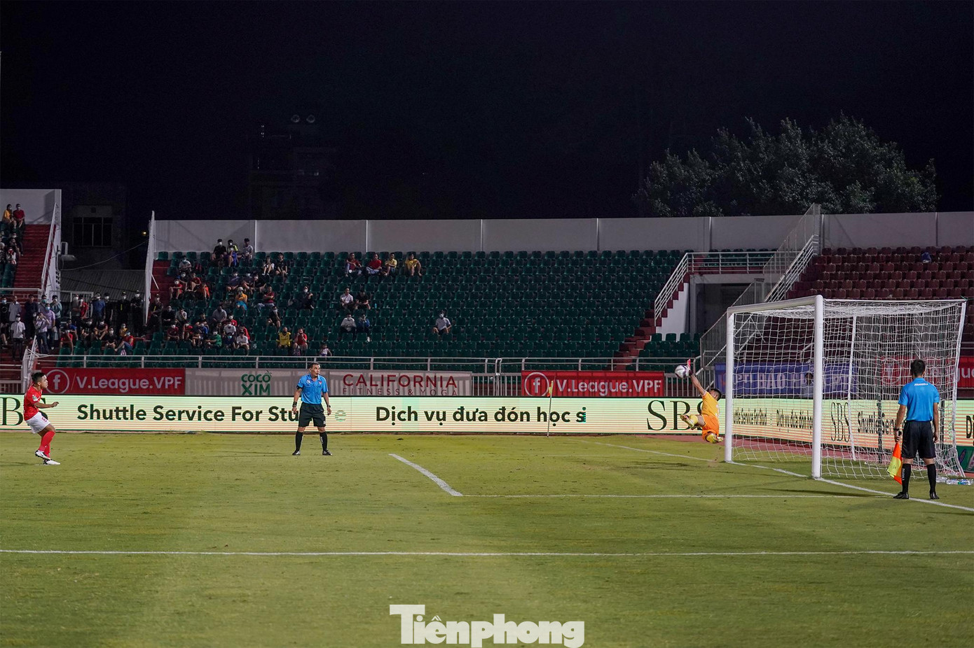 Sau 90 phút thi đấu kịch tính, hai đội hoà nhau với tỉ số 1-1 nhờ các pha ghi bàn của Hồng Sơn (CLB Sài Gòn) và Tuấn Tài (CLB TPHCM). Cả 2 đội phải đưa trận đấu đến loạt sút luân lưu đầy may rủi. May mắn đã mỉm cười với thầy trò HLV Phùng Thanh Phương khi chiến thắng trên chấm phạt đền (với kết quả Sài Gòn 4-3 TPHCM). Sau 90 phút thi đấu kịch tính, hai đội hoà nhau với tỉ số 1-1 nhờ các pha ghi bàn của Hồng Sơn (CLB Sài Gòn) và Tuấn Tài (CLB TPHCM). Cả 2 đội phải đưa trận đấu đến loạt sút luân lưu đầy may rủi. May mắn đã mỉm cười với thầy trò HLV Phùng Thanh Phương khi chiến thắng trên chấm phạt đền (với kết quả Sài Gòn 4-3 TPHCM).