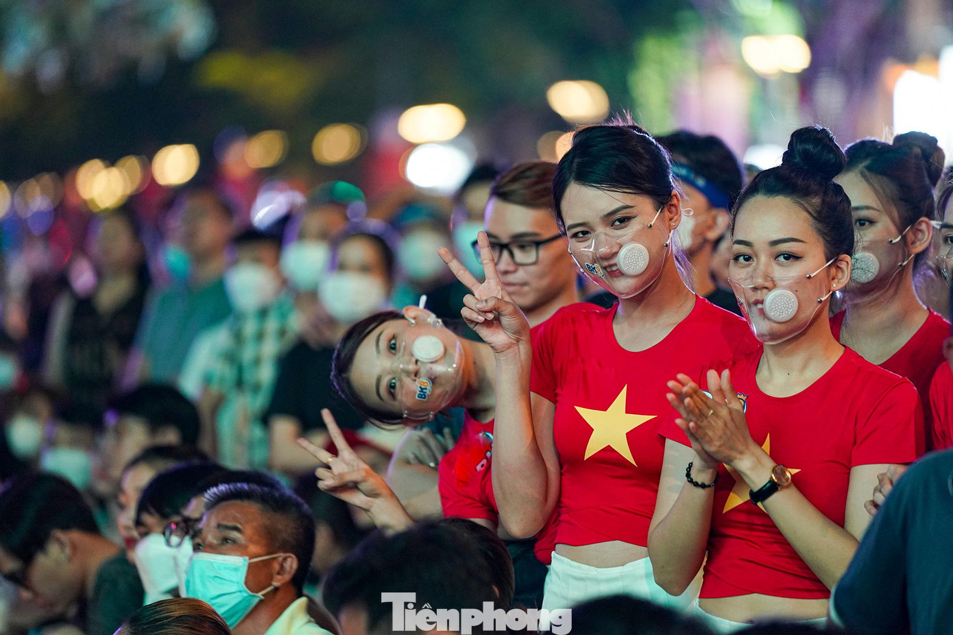 Trận cầu quyết chiến của U23 Việt Nam thu hút hàng chục ngàn khán giả kéo ra cổ vũ. Trận cầu quyết chiến của U23 Việt Nam thu hút hàng chục ngàn khán giả kéo ra cổ vũ.