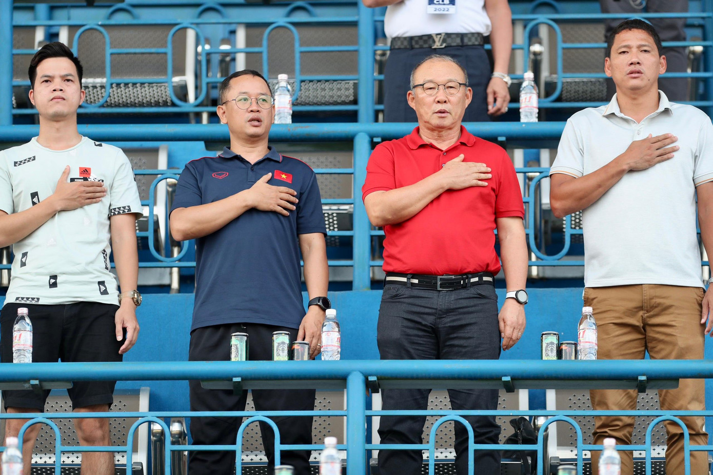 HLV Park Hang seo cùng các trợ lý chào cờ trước trận.