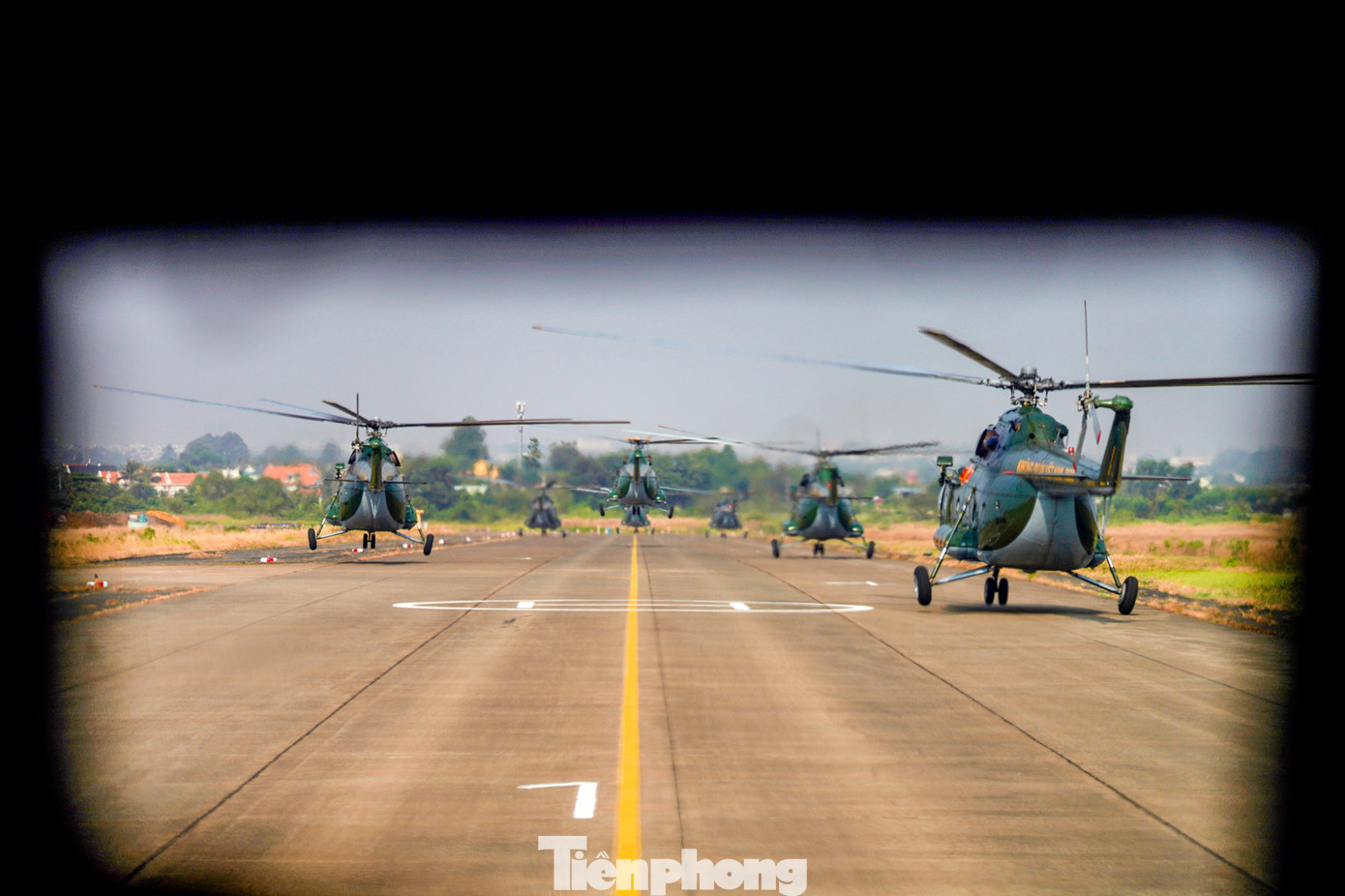 Phi đội trực thăng xếp đội hình chuẩn bị cất cánh.