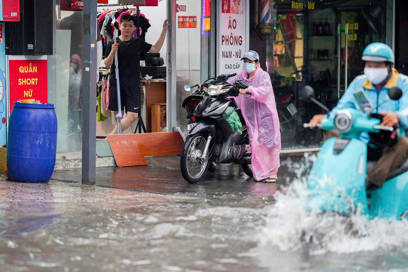 &quot;Mấy lần trước, nước ngập hơn mắt cá chân là dữ lắm rồi. Sáng nay có chỗ ngập gần đến đầu gối&quot;, một người dân địa phương cho biết.