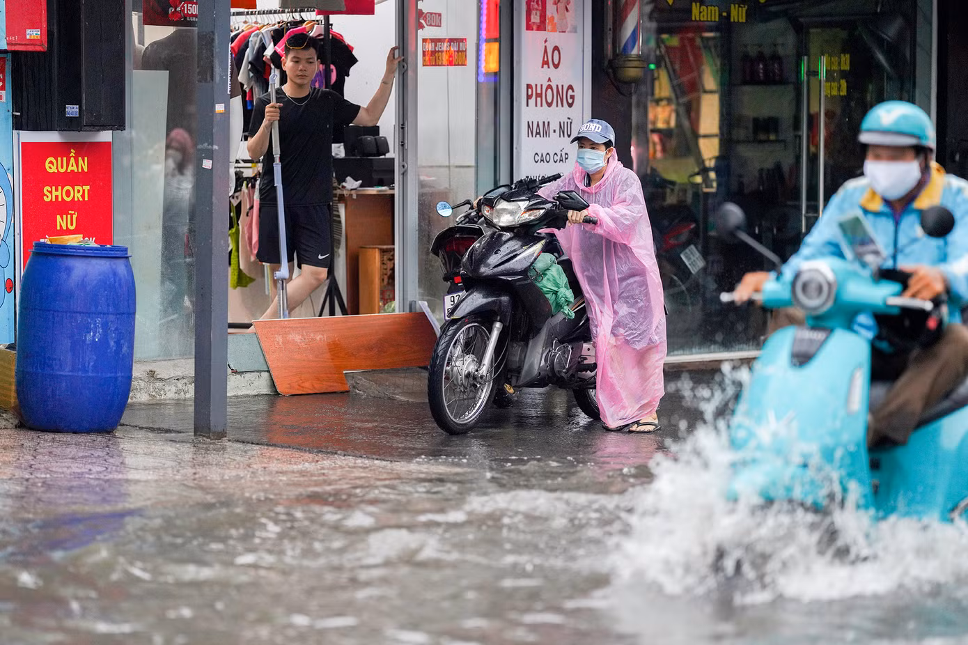 "Mấy lần trước, nước ngập hơn mắt cá chân là dữ lắm rồi. Sáng nay có chỗ ngập gần đến đầu gối", một người dân địa phương cho biết.