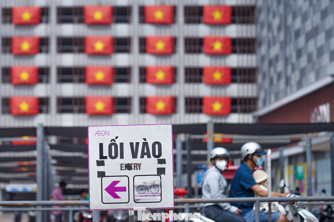 Góc nhìn từ bãi gửi xe máy của siêu thị. Đây là hoạt động hưởng ứng phong trào "Tôi yêu Việt Nam" chào mừng đại lễ 2/9. Góc nhìn từ bãi gửi xe máy của siêu thị. Đây là hoạt động hưởng ứng phong trào "Tôi yêu Việt Nam" chào mừng đại lễ 2/9.