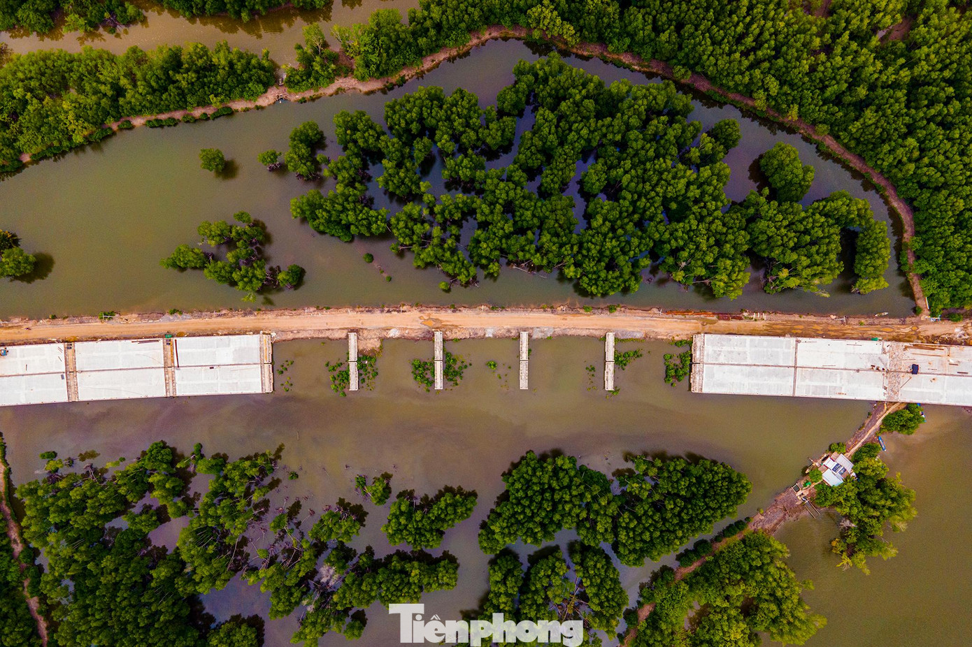 Tổng mức đầu tư hơn 31.000 tỷ đồng, từ nguồn vay ODA Nhật Bản, ADB và vốn đối ứng từ ngân sách nhà nước. Tính tới tháng 6/2022, tổng khối lượng 11 gói thầu chính đã thi công đạt gần 79% khối lượng.