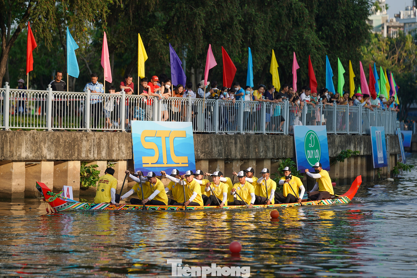 Đội không chuyên Quận 3 khởi động trước giờ thi đấu.
