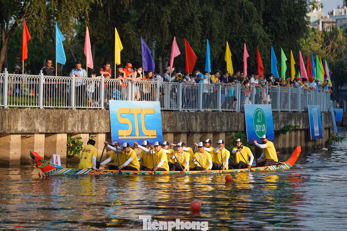 Đội không chuyên Quận 3 khởi động trước giờ thi đấu.