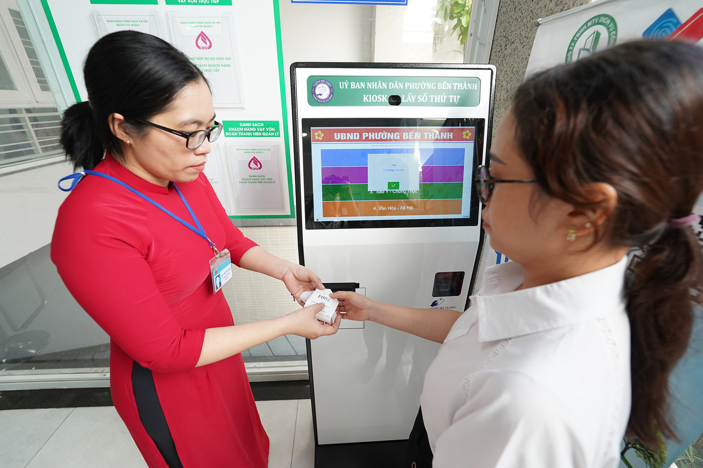 Phường Bến Thành bố trí máy bấm số để người dân thuận tiện khi đến liên hệ giải quyết hồ sơ, thủ tục hành chính.