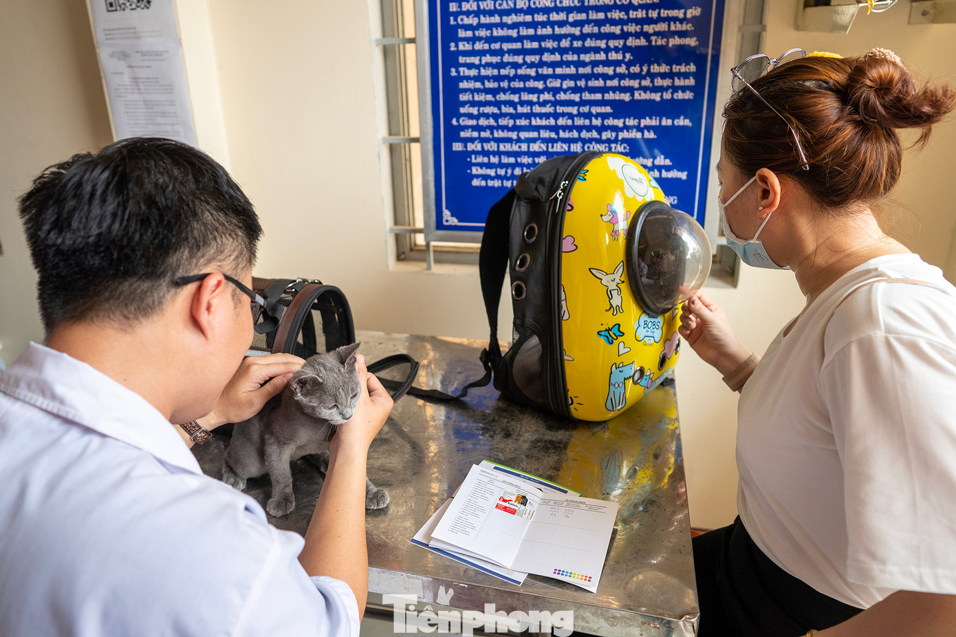 Người dân hưởng ứng chương trình, đưa thú cưng đến khám bệnh tại Trạm Chăn nuôi và Thú y huyện Đức Huệ sáng 15/4.