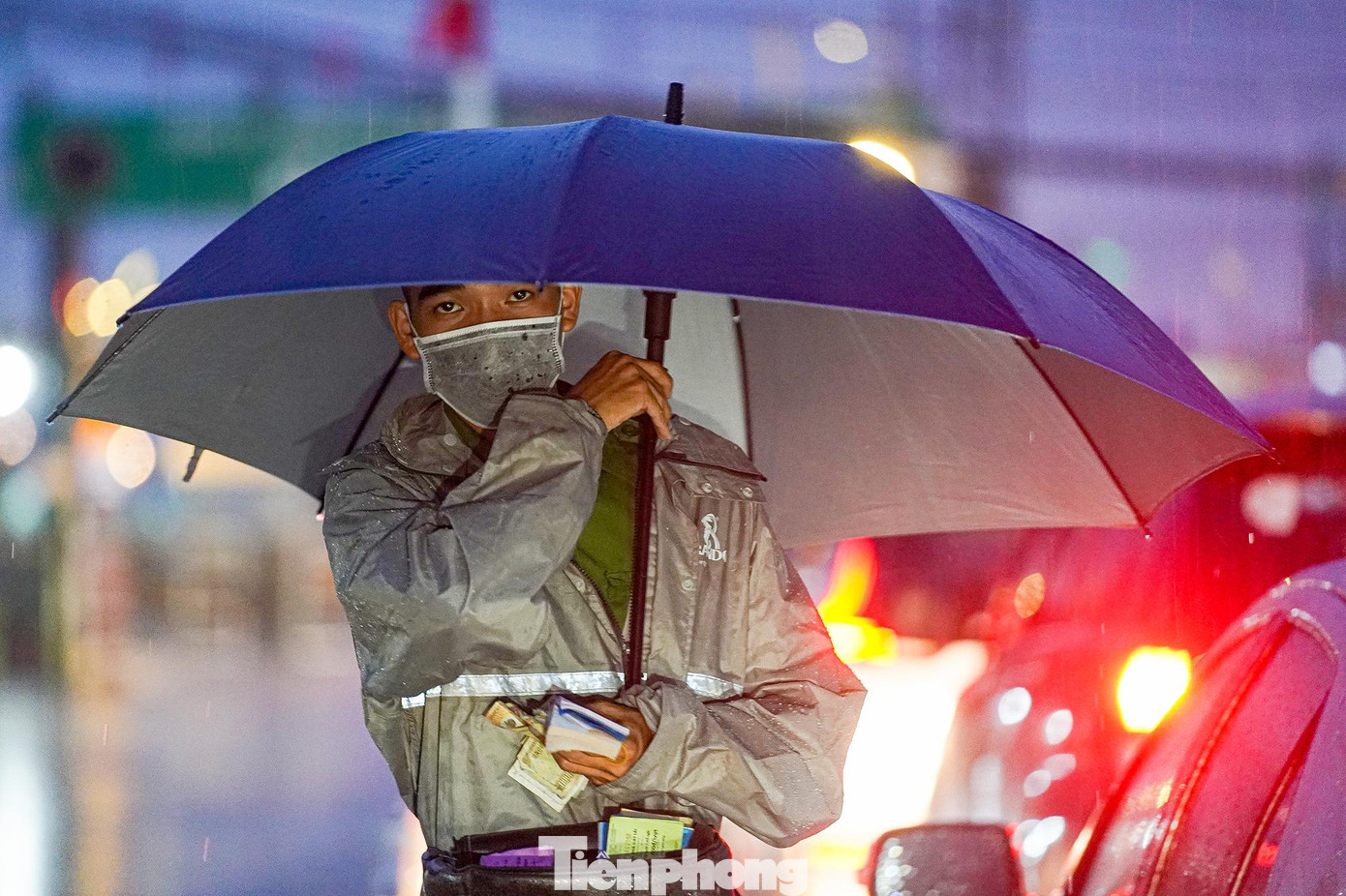 "Những ngày này thì anh em vất vả lắm, cố gắng phục vụ khách nhưng cũng cố không để cho ướt vé", một nhân viên phà chia sẻ. "Những ngày này thì anh em vất vả lắm, cố gắng phục vụ khách nhưng cũng cố không để cho ướt vé", một nhân viên phà chia sẻ.