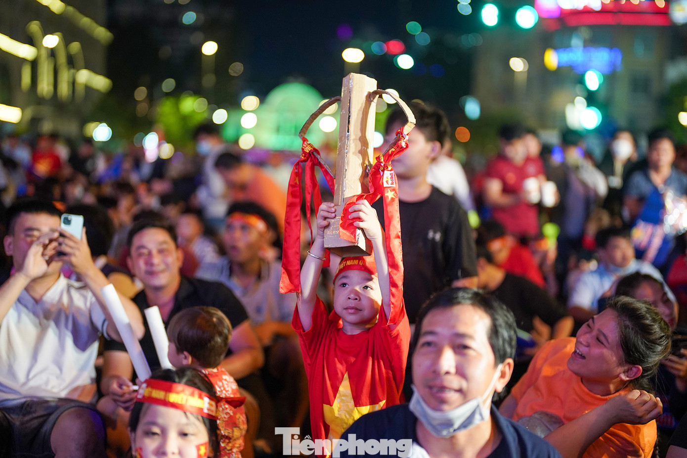 Một cổ động viên nhí thể hiện hình ảnh đáng yêu. Một cổ động viên nhí thể hiện hình ảnh đáng yêu.