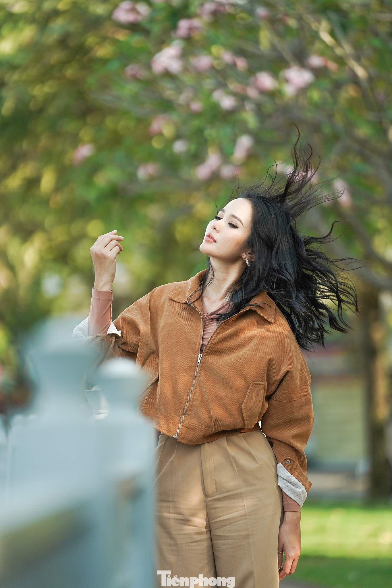 &quot;Với tôi, mùa hoa khoe sắc, mùa cây thay lá dọc hai bờ kênh Nhiêu Lộc này để lại nhiều ấn tượng khó phai. Thuở còn sinh viên, vào cuối tuần, tôi và bạn bè thường kéo nhau đi uống dừa tắc ở đường Pasteur rồi ra đây chọn chỗ chụp ảnh, thế mà vui&quot;, H Bella H Đơk (dân tộc Ê Đê, ngụ Đắk LắK) chia sẻ.