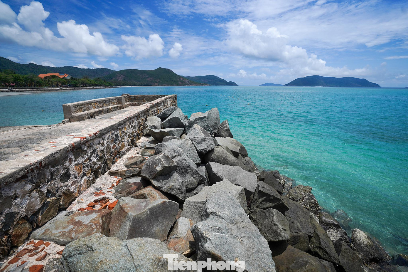 Nằm ngay trước Dinh Chúa đảo, cầu tàu hướng thẳng ra vịnh Côn Sơn. Được khởi công xây dựng từ năm 1873 với chiều dài hơn 100m. Dấu ấn còn đọng lại với thời gian là những tảng đá to, nặng nhiều tấn đã làm kiệt quệ nhiều người. Con số 914 cũng chỉ mang tính tượng trưng về số người tù đã chết khi làm cầu tàu này. Nơi đây từng rợp bóng cờ bay trong ngày Cách mạng tháng Tám thành công (năm 1945), ngày đất nước hoàn toàn giải phóng (năm 1975) và chứng kiến hàng nghìn tù nhân tự do trở về đất liền. Giờ đây, dù đã xa cái thời đau thương ấy nhưng trong từng viên đá như còn âm vang những câu ca: “Côn Lôn ơi, viên đá mạng người…”. Di tích cầu tàu lịch sử 914 đã được Thủ tướng Chính phủ ký quyết định số 548/QĐ-TTg công nhận là Di tích Quốc gia Đặc biệt ngày 10/5/2012. Nằm ngay trước Dinh Chúa đảo, cầu tàu hướng thẳng ra vịnh Côn Sơn. Được khởi công xây dựng từ năm 1873 với chiều dài hơn 100m. Dấu ấn còn đọng lại với thời gian là những tảng đá to, nặng nhiều tấn đã làm kiệt quệ nhiều người. Con số 914 cũng chỉ mang tính tượng trưng về số người tù đã chết khi làm cầu tàu này. Nơi đây từng rợp bóng cờ bay trong ngày Cách mạng tháng Tám thành công (năm 1945), ngày đất nước hoàn toàn giải phóng (năm 1975) và chứng kiến hàng nghìn tù nhân tự do trở về đất liền. Giờ đây, dù đã xa cái thời đau thương ấy nhưng trong từng viên đá như còn âm vang những câu ca: “Côn Lôn ơi, viên đá mạng người…”. Di tích cầu tàu lịch sử 914 đã được Thủ tướng Chính phủ ký quyết định số 548/QĐ-TTg công nhận là Di tích Quốc gia Đặc biệt ngày 10/5/2012.