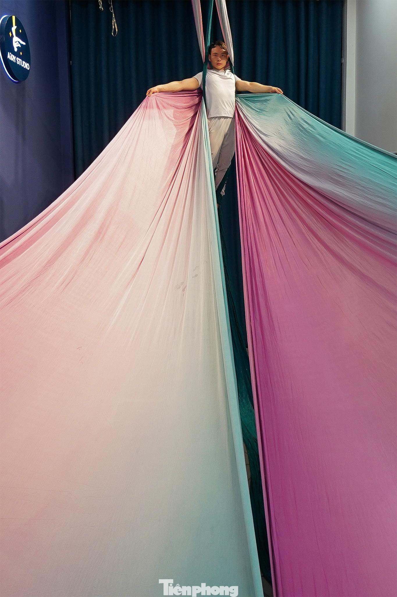 "Trong quá trình tập luyện, đừng nghĩ rằng đã có võng hỗ trợ nên bạn có thể thoải mái thả lỏng cơ thể của mình. Thay vào đó, khi tập yoga bay, bạn cần phải sử dụng cơ bụng, cơ tay, cơ chân của mình nhiều hơn để giữ thăng bằng, tránh tình trạng cơ thể bị nghiêng về một phía khiến bạn bị ngã và có thể gây chấn thương. Nhiều người thường cảm thấy lo lắng, sợ hãi khi mới thử yoga bay. Thực ra, tâm lý chung của chúng ta là luôn rất sợ bị ngã. Cần nói rõ rằng, người tập không nên quá lo lắng bởi dụng cụ tập luyện yoga bay được thiết kế đặc thù, có thể chịu được tải trọng lớn. Chính vì vậy, người mới tập hãy cố gắng vượt qua nỗi sợ hãi của bản thân và hoàn toàn tin tưởng vào dụng cụ tập của mình để có thể tận hưởng những trải nghiệm tuyệt vời nhất với bộ môn này", HLV Khoa nhắn nhủ.