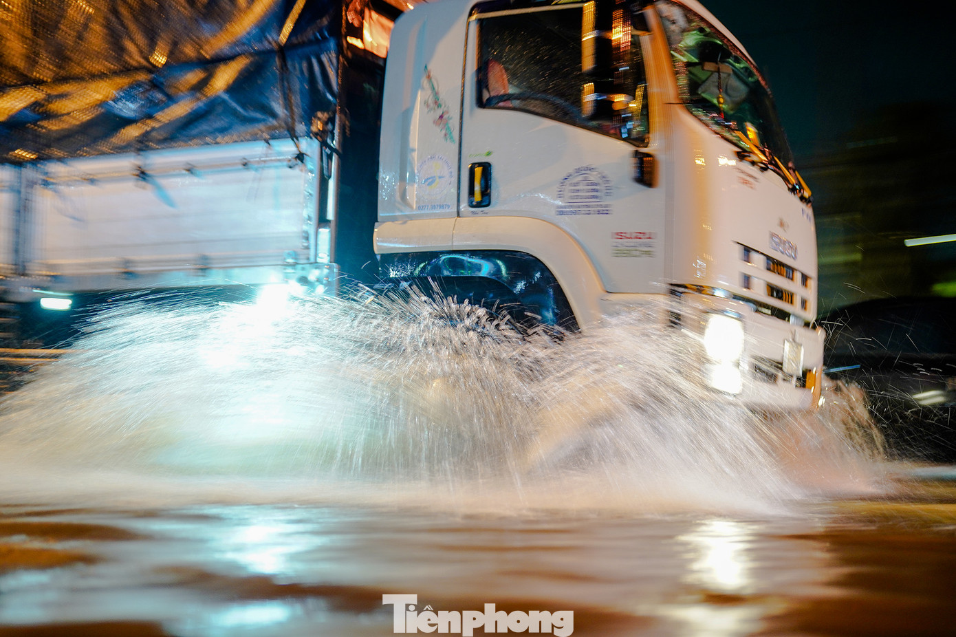 "Chưa bao giờ tôi thấy cơn mưa lớn như vậy và cũng chưa bao giờ thấy đường quốc lộ ngập như thế này", ông Thành, chủ quán cà phê ven quốc lộ chia sẻ. "Chưa bao giờ tôi thấy cơn mưa lớn như vậy và cũng chưa bao giờ thấy đường quốc lộ ngập như thế này", ông Thành, chủ quán cà phê ven quốc lộ chia sẻ.