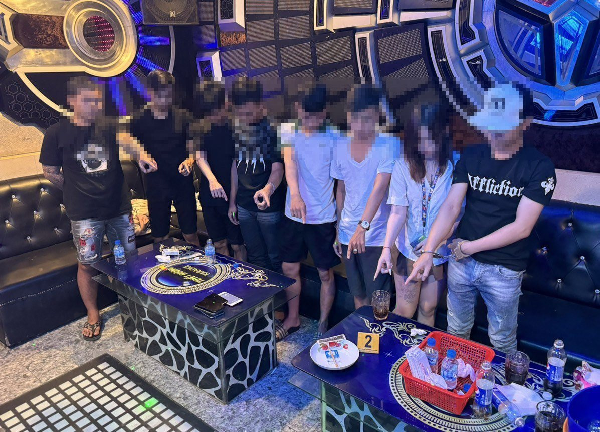 Các đối tượng và tang vật. Các đối tượng và tang vật.