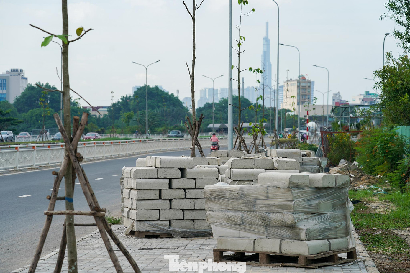 Bê tông bó vỉa một số đoạn chờ được lắp đặt.