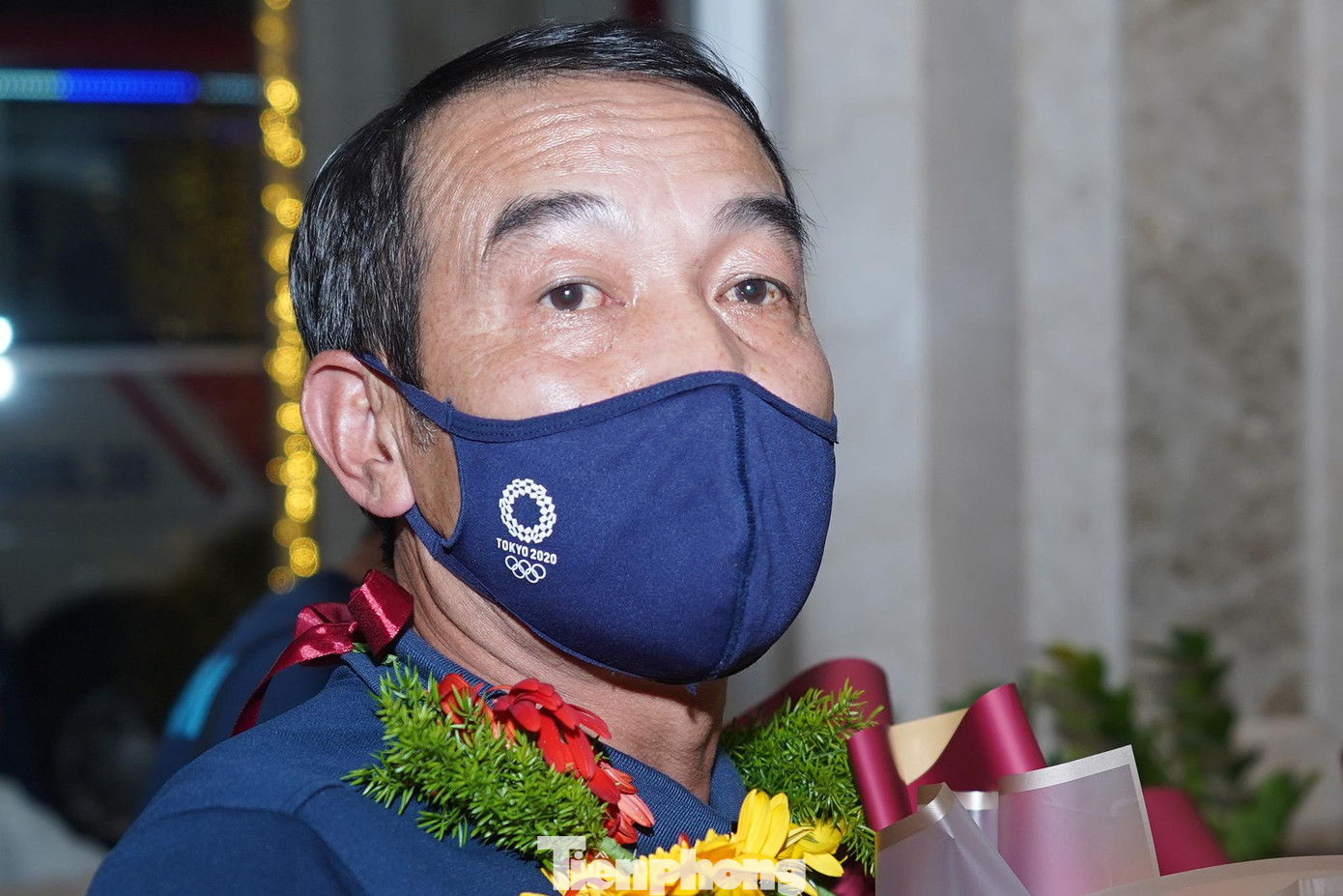 Ông Đinh Thế Nam, HLV Trưởng đội U23 Việt Nam xúc động: “Thật sự cám ơn các cầu thủ đã có tinh thần đoàn kết, tự tin để giành chiến thắng. Chân thành cám ơn lãnh đạo ngành và các câu lạc bộ đã hộ trợ kịp thời nhân sự khi chúng tôi thiếu hụt cầu thủ. Qua từng trận đấu, khi đã chuẩn bị ra sân thì lại thiếu người, có khi chỉ còn 13 cầu thủ nhưng các bạn thích ứng rất nhanh, chiến đấu hết mình. Xin cám ơn người hâm mộ đã ủng hộ và hỗ trợ đội tuyển”.