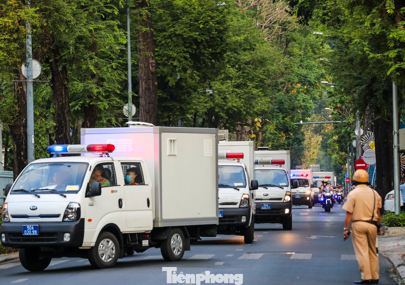 Lực lượng dẫn đoàn di chuyển trên đường Nam Kỳ Khởi Nghĩa, rẽ vào TAND TPHCM. (Ảnh: Duy Anh)