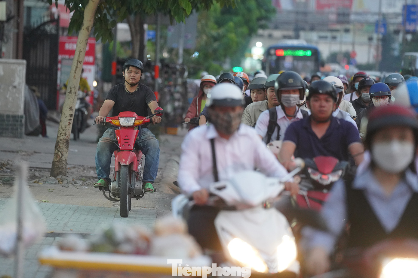 Nhiều người vẫn thản nhiên vi phạm luật.