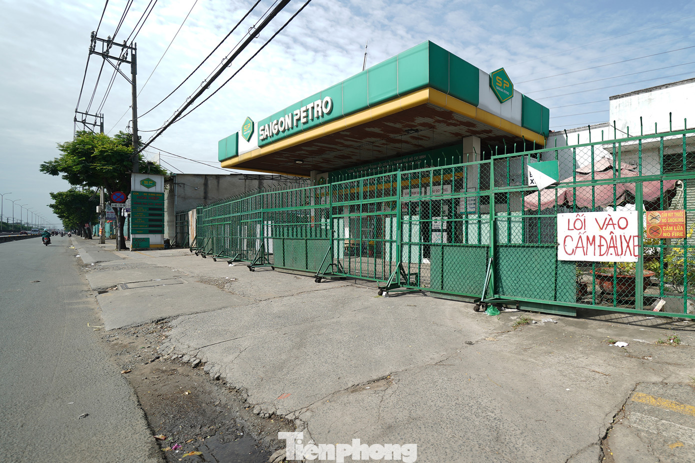 Cây xăng bán lẻ Hoà Hiệp (phường Bình Hưng Hoà, quận Bình Tân) gần đó cũng rào chắn kín mít và ngưng bán hàng. Cây xăng bán lẻ Hoà Hiệp (phường Bình Hưng Hoà, quận Bình Tân) gần đó cũng rào chắn kín mít và ngưng bán hàng.