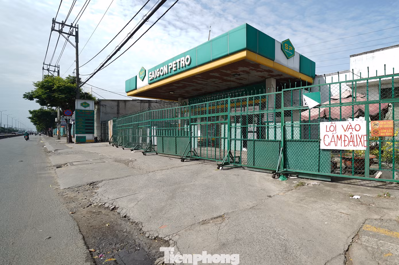 Cây xăng bán lẻ Hoà Hiệp (phường Bình Hưng Hoà, quận Bình Tân) gần đó cũng rào chắn kín mít và ngưng bán hàng.