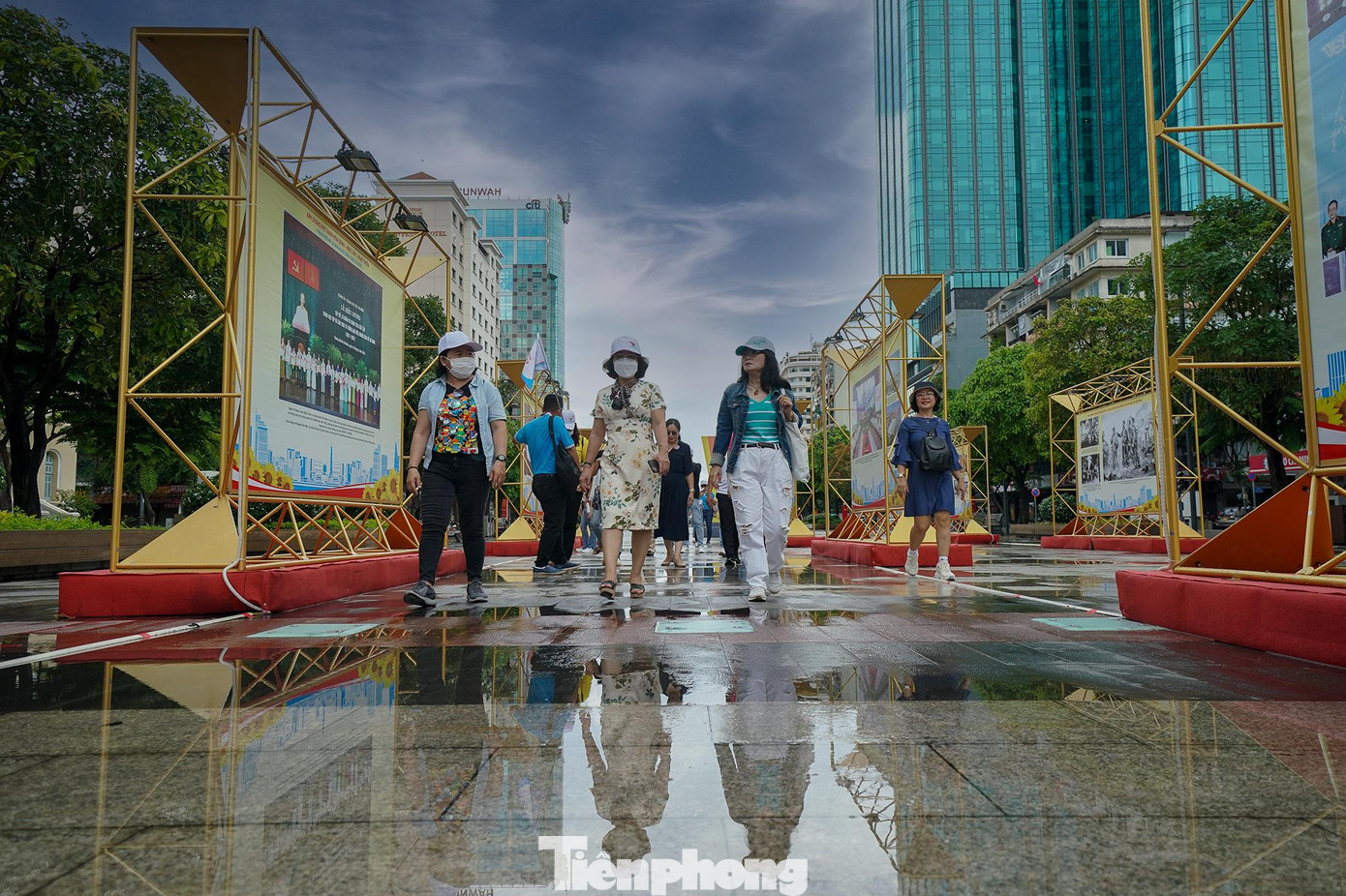 Bà Mai Thị Hồng Hoa, Phó Chủ tịch UBND Quận 1 cho biết, Quận 1 được xem là địa phương sở hữu nhiều tài nguyên du lịch văn hóa như các di tích, bảo tàng, các sự kiện lễ hội của Thành phố, hệ thống các cơ sở lưu trú hiện đại, cao cấp, văn hóa ẩm thực phong phú, đa dạng. "Chương trình ra mắt giới thiệu sản phẩm du lịch hôm nay được diễn ra trong bối cảnh Quận 1 nói riêng và Thành phố nói chung đang từng bước thực hiện Chiến lược phục hồi phát triển kinh tế - xã hội, trong đó ngành du lịch đang triển khai giai đoạn 3 của quá trình khôi phục các hoạt động du lịch trong điều kiện thích ứng an toàn với COVID-19", bà Hoa nhấn mạnh.