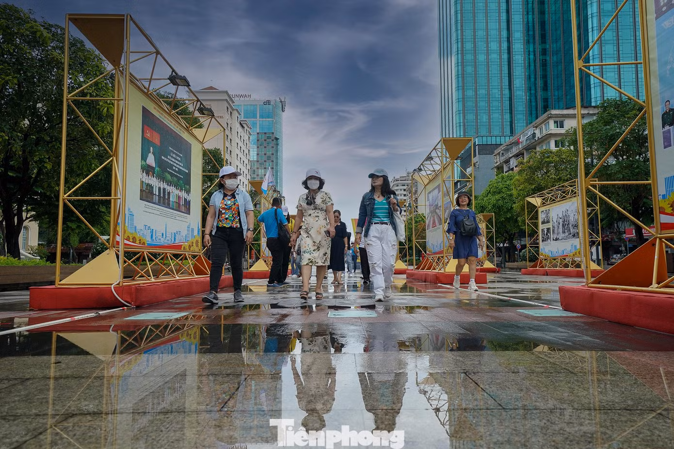 Bà Mai Thị Hồng Hoa, Phó Chủ tịch UBND Quận 1 cho biết, Quận 1 được xem là địa phương sở hữu nhiều tài nguyên du lịch văn hóa như các di tích, bảo tàng, các sự kiện lễ hội của Thành phố, hệ thống các cơ sở lưu trú hiện đại, cao cấp, văn hóa ẩm thực phong phú, đa dạng. "Chương trình ra mắt giới thiệu sản phẩm du lịch hôm nay được diễn ra trong bối cảnh Quận 1 nói riêng và Thành phố nói chung đang từng bước thực hiện Chiến lược phục hồi phát triển kinh tế - xã hội, trong đó ngành du lịch đang triển khai giai đoạn 3 của quá trình khôi phục các hoạt động du lịch trong điều kiện thích ứng an toàn với COVID-19", bà Hoa nhấn mạnh.