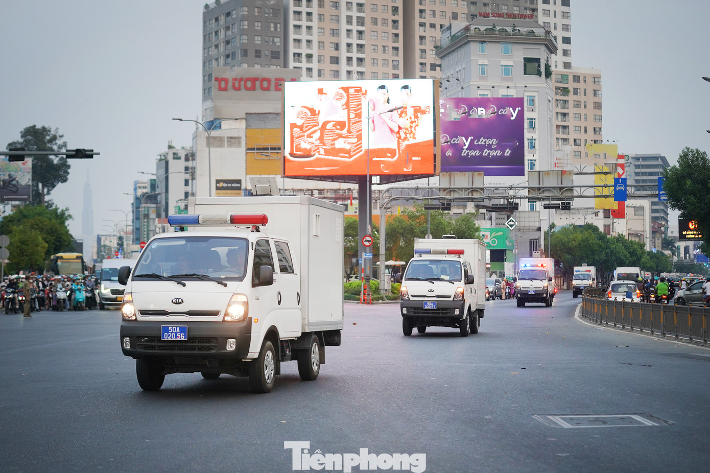 Cuối buổi xét xử, đoàn xe di chuyển qua mũi tàu sân vận động Quân khu 7, hướng về trại giam tại huyện Củ Chi. Bên cạnh lực lượng dẫn giải, lực lượng an ninh địa bàn đoàn xe đi qua cũng tham gia đảm bảo trật tự.