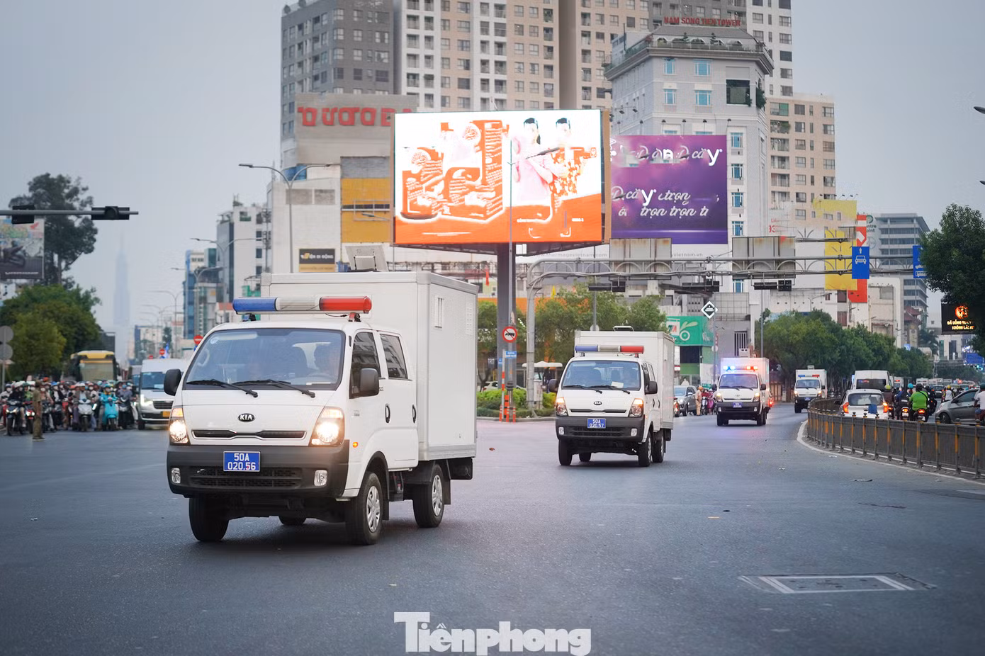 Cuối buổi xét xử, đoàn xe di chuyển qua mũi tàu sân vận động Quân khu 7, hướng về trại giam tại huyện Củ Chi. Bên cạnh lực lượng dẫn giải, lực lượng an ninh địa bàn đoàn xe đi qua cũng tham gia đảm bảo trật tự.