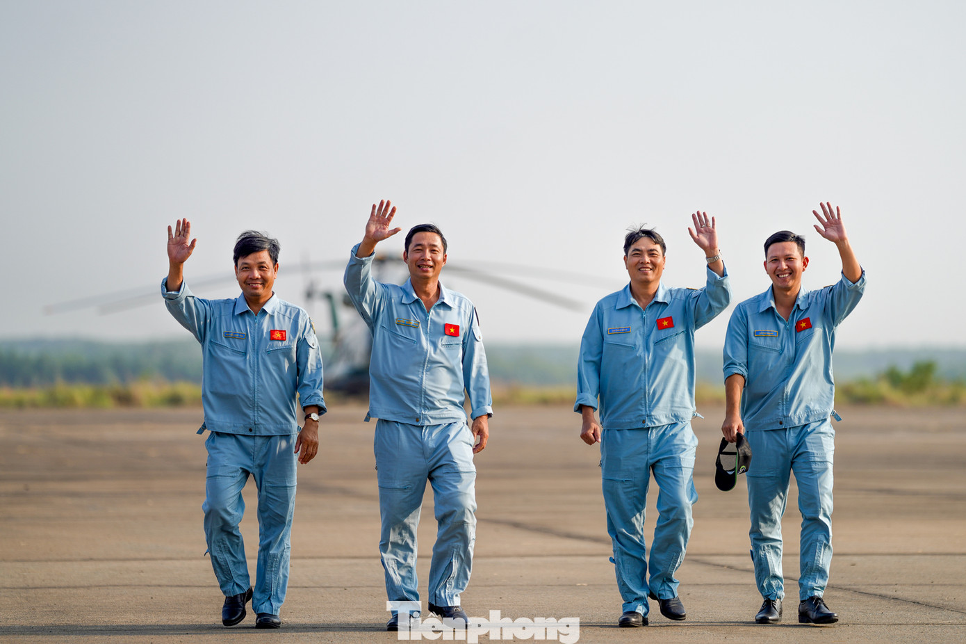 Nụ cười tươi của các phi công sau khi hoàn thành nhiệm vụ.