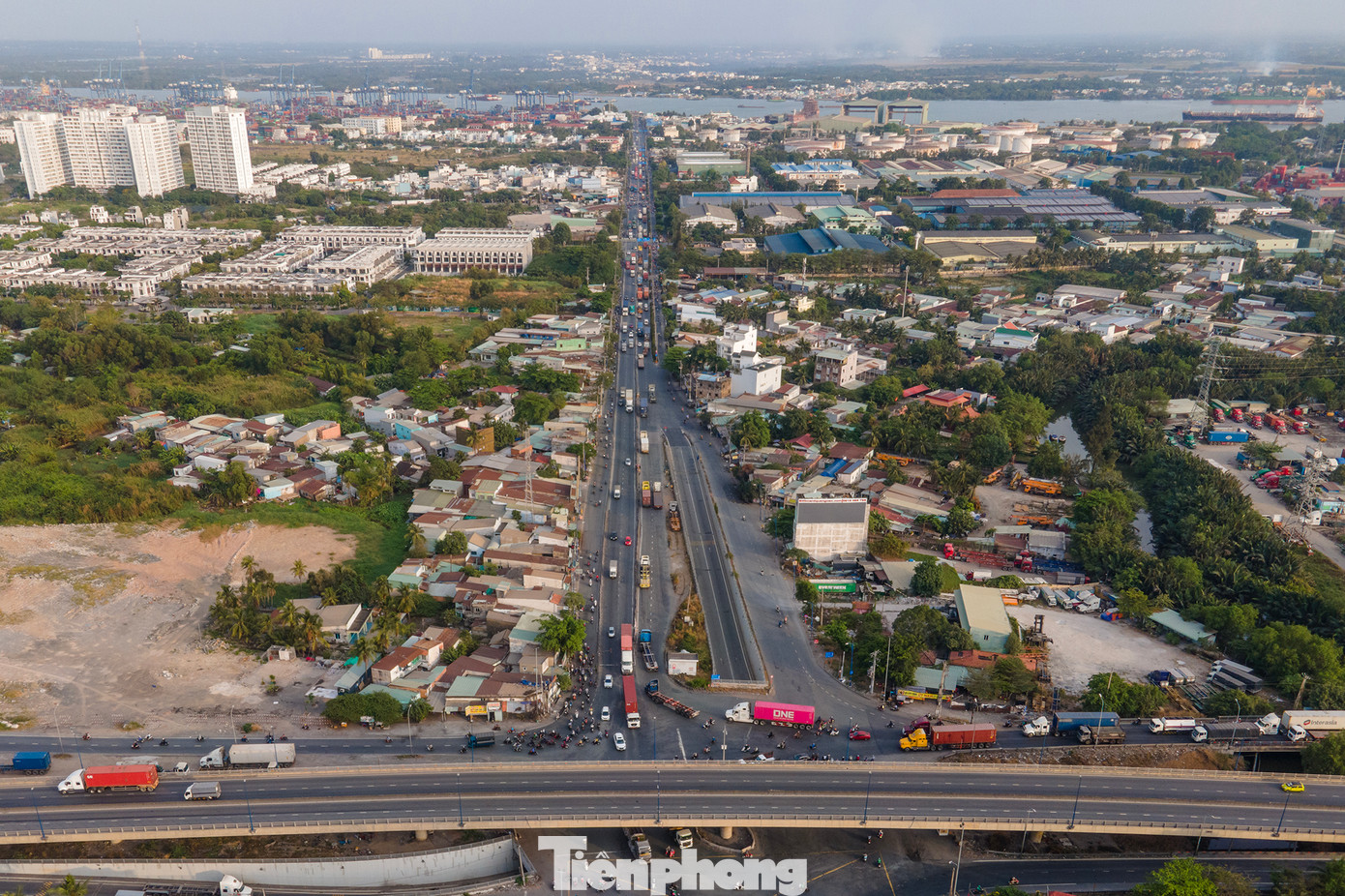 Cuối đường Đồng Văn Cống là phà Cát Lái, đi Đồng Nai.