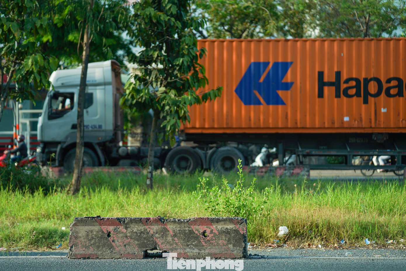 Thực tế Phóng viên Tiền Phong ghi nhận ngày 1/3, không thấy công nhân triển khai máy móc thi công.