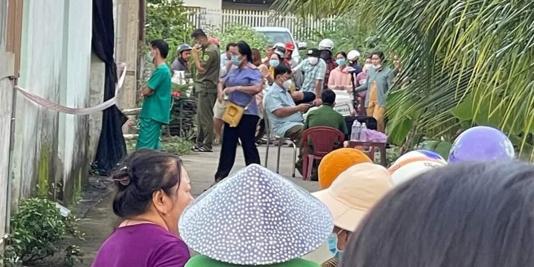 Người dân tập trung theo dõi vụ việc tại hiện trường. Người dân tập trung theo dõi vụ việc tại hiện trường.