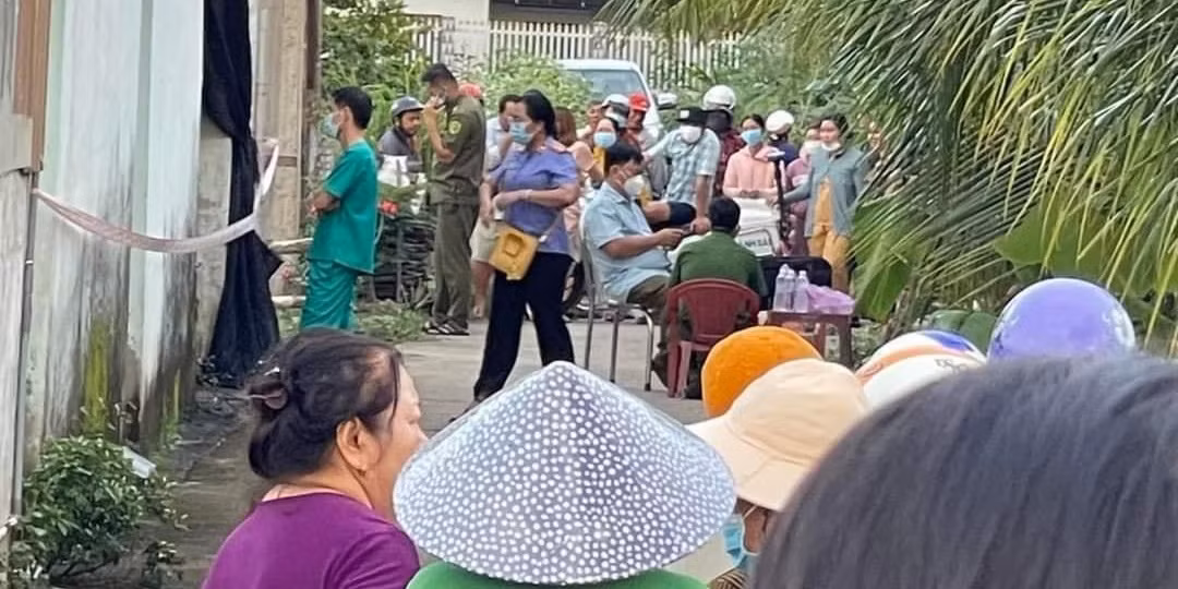 Người dân tập trung theo dõi vụ việc tại hiện trường. Người dân tập trung theo dõi vụ việc tại hiện trường.