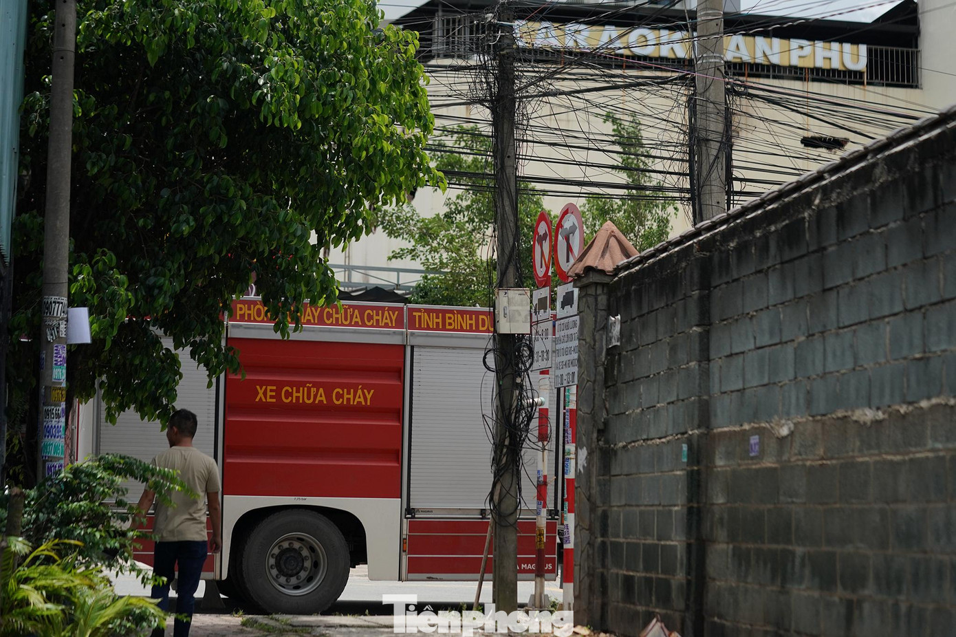 Mọi ngõ ngách vào hiện trường đều có người gác trực. Mọi ngõ ngách vào hiện trường đều có người gác trực.