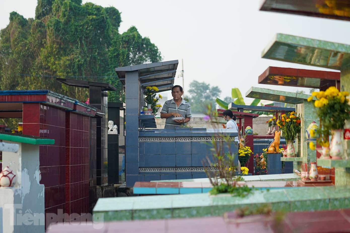"Mấy ngày trước, người ta đi tảo mộ rất đông. Tôi ngại tập trung đông người nên hôm nay mới đi", ông Nguyễn Thành Tân, ngụ quận Bình Tân chia sẻ khi tảo mộ cha mẹ và các anh chị tại khu nghĩa trang tư nhân nằm bên cạnh đường dẫn cao tốc Trung Lương. "Mấy ngày trước, người ta đi tảo mộ rất đông. Tôi ngại tập trung đông người nên hôm nay mới đi", ông Nguyễn Thành Tân, ngụ quận Bình Tân chia sẻ khi tảo mộ cha mẹ và các anh chị tại khu nghĩa trang tư nhân nằm bên cạnh đường dẫn cao tốc Trung Lương.