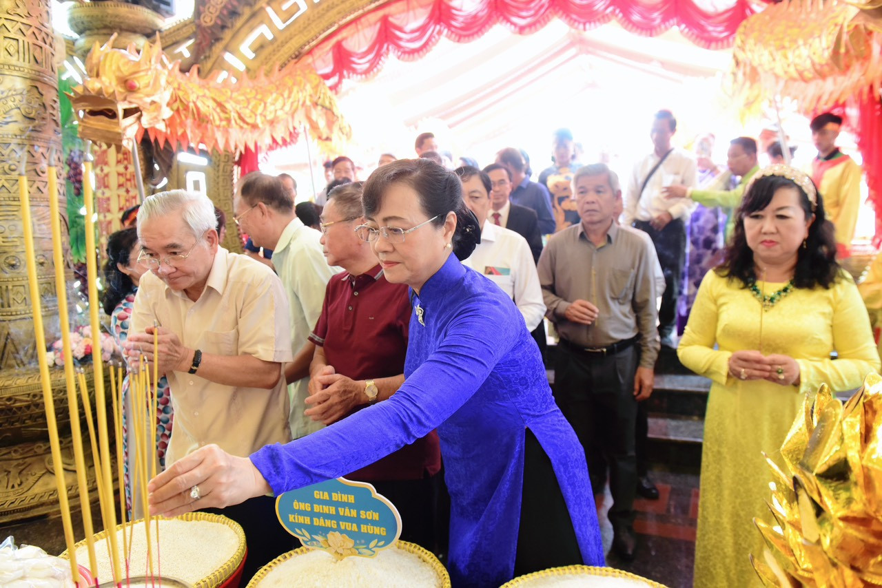 Suối Tiên dâng 500 chiếc bánh chưng lên vua Hùng trong ngày giỗ Tổ Hùng Vương. Đến dự có bà Nguyễn Thị Thanh Thúy - Phó Giám đốc Sở Văn Hóa Thể Thao TP.HCM, ông Nguyễn Bạch Hoàng Phụng - Phó Chủ tịch UBND TP.Thủ Đức, Bà Trần Thị Quyết Tâm - Nguyên Bí thư Thành ủy - Chủ tịch HĐND TP.HCM, nhiều Lãnh đạo các Sở - Ban - Ngành cùng sự có mặt của hơn 500 học sinh sinh viên đang theo học các trường trên địa bàn TP.HCM, đặc biệt có du học sinh nước bạn Lào.