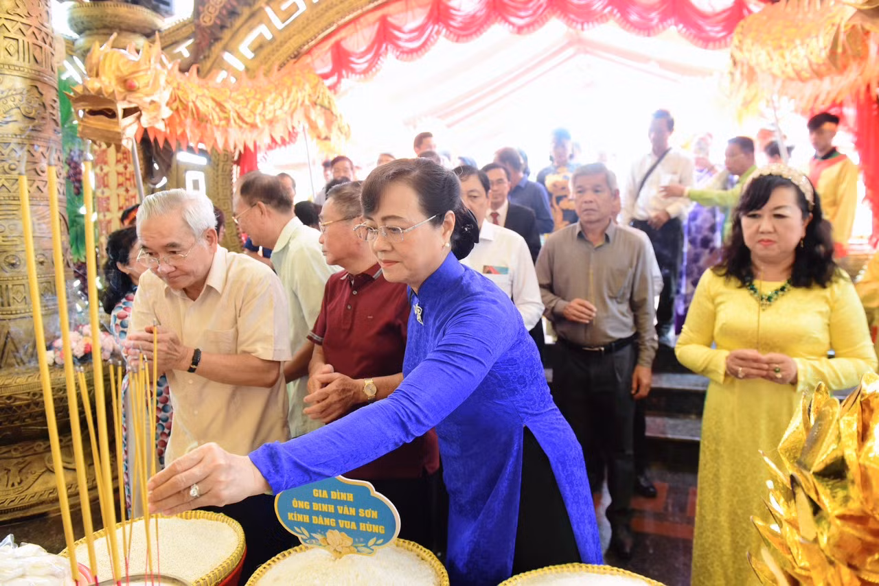 Suối Tiên dâng 500 chiếc bánh chưng lên vua Hùng trong ngày giỗ Tổ Hùng Vương. Đến dự có bà Nguyễn Thị Thanh Thúy - Phó Giám đốc Sở Văn Hóa Thể Thao TP.HCM, ông Nguyễn Bạch Hoàng Phụng - Phó Chủ tịch UBND TP.Thủ Đức, Bà Trần Thị Quyết Tâm - Nguyên Bí thư Thành ủy - Chủ tịch HĐND TP.HCM, nhiều Lãnh đạo các Sở - Ban - Ngành cùng sự có mặt của hơn 500 học sinh sinh viên đang theo học các trường trên địa bàn TP.HCM, đặc biệt có du học sinh nước bạn Lào.