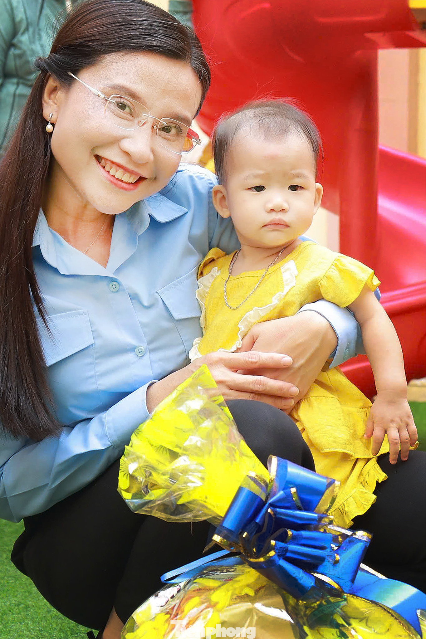 Khoảnh khắc đẹp của chị Duy Trang và bệnh nhi đang điều trị tại Trung tâm Y tế huyện Tân Trụ.