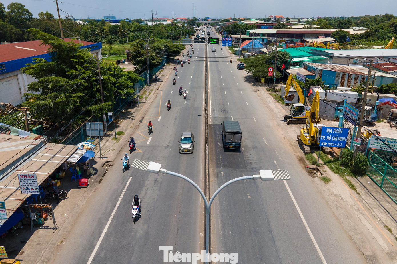Lưu lượng các phương tiện chọn hướng di chuyển này đã được kéo giãn bớt do người dân tranh thủ về quê từ những ngày trước.