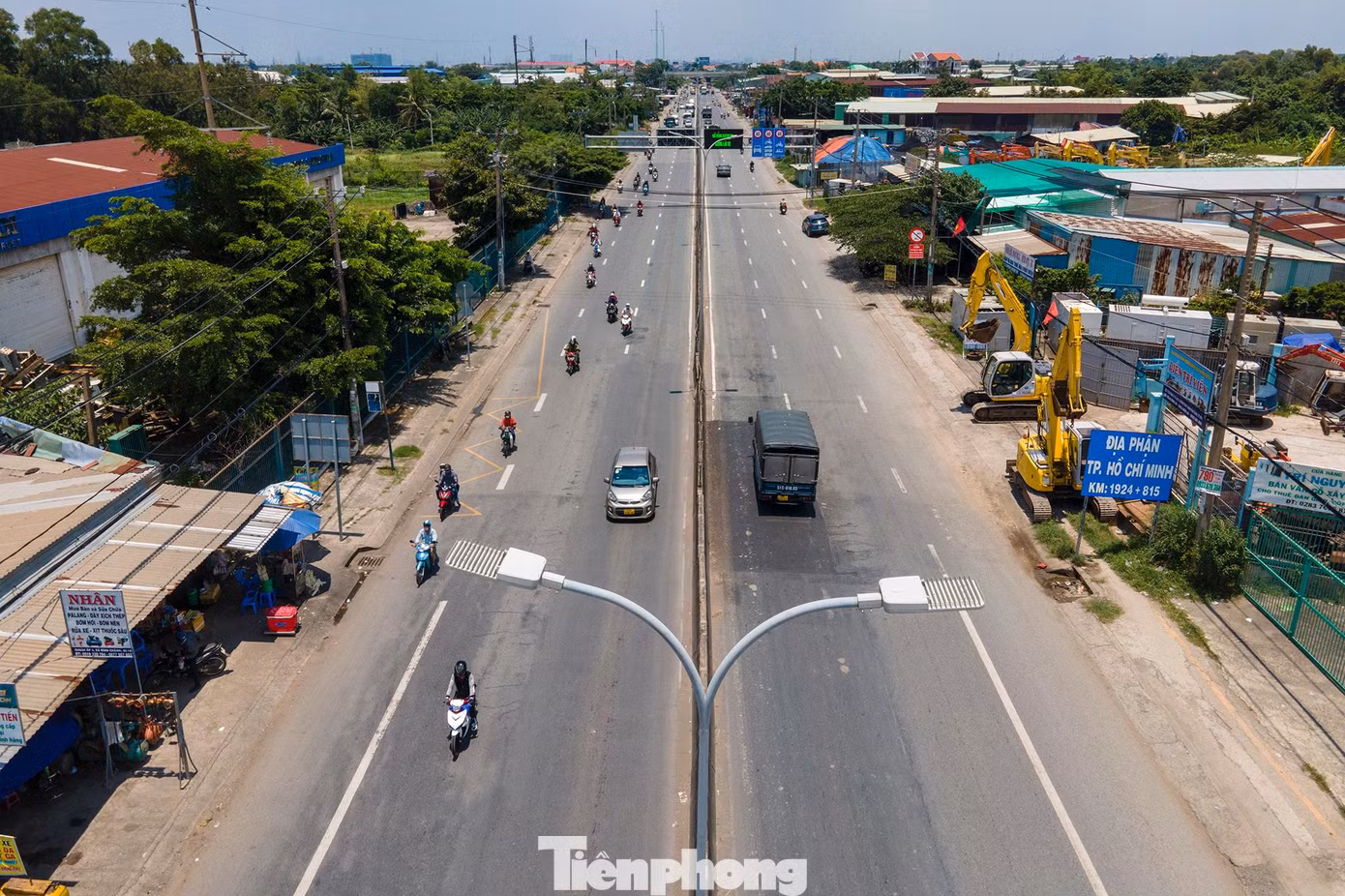 Lưu lượng các phương tiện chọn hướng di chuyển này đã được kéo giãn bớt do người dân tranh thủ về quê từ những ngày trước.