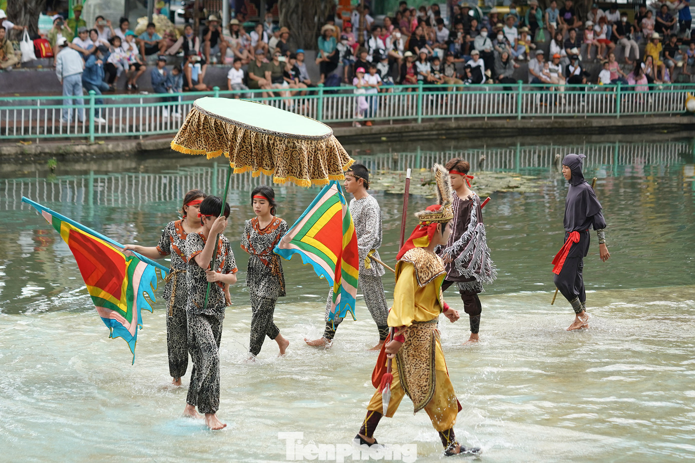 Chương trình sân khấu hoá truyền thuyết dựng lại tích Sơn Tinh-Thuỷ Tinh do CVVH Suối Tiên và Liên đoàn Võ cổ truyền TPHCM phối hợp dàn dựng thu hút khán giả thưởng thức, nhất là các em nhỏ. Chương trình có sự tham gia của gần 100 Võ sinh đến từ Liên đoàn Võ cổ truyền TPHCM cùng với những màn đấu võ thuật kịch tính, đẹp mắt và lôi cuốn hứa hẹn mang lại cho du khách những giây phút giải trí thoải mái và thú vị.
