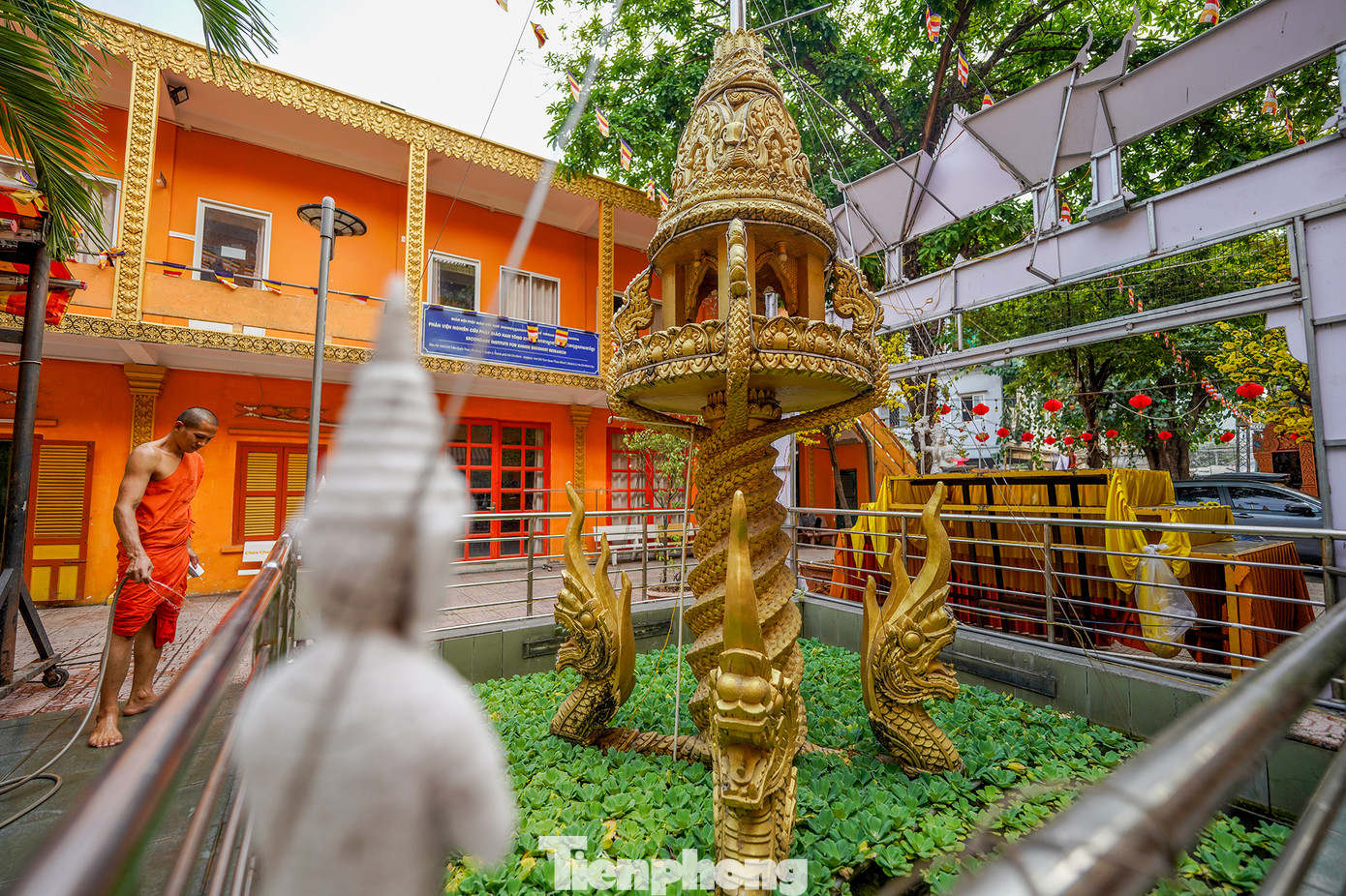 Hồ nước sân chùa trang trí hình tượng rắn Naga làm chân đế bảo tháp rõ nét. Hồ nước sân chùa trang trí hình tượng rắn Naga làm chân đế bảo tháp rõ nét.