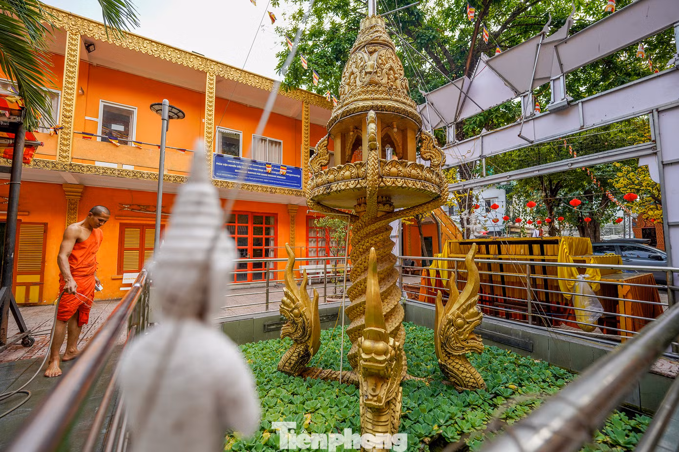 Hồ nước sân chùa trang trí hình tượng rắn Naga làm chân đế bảo tháp rõ nét.