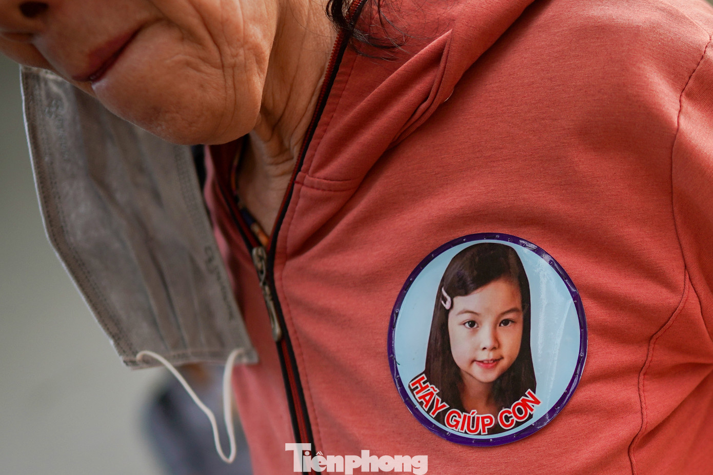 Nhiều người xót thương cho số phận bé V.A đã in hình bé trên ngực áo. Nhiều người xót thương cho số phận bé V.A đã in hình bé trên ngực áo.