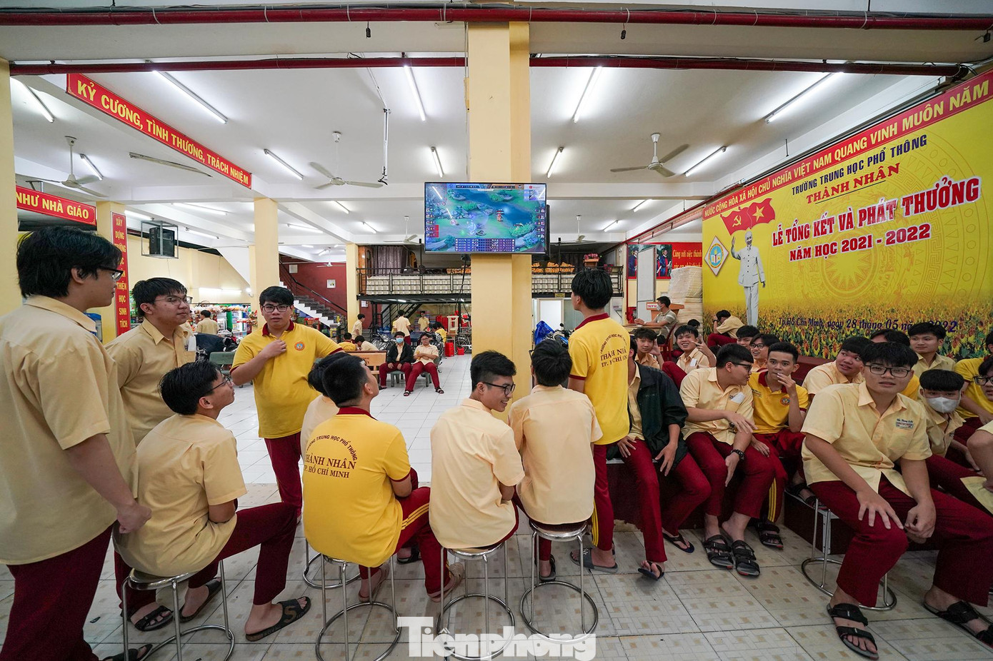 Về giải trí, các em học sinh có thể chọn chơi các môn thể thao hoặc xem ti vi, nghe nhạc trong lúc ăn cơm, giờ nghỉ giải lao.