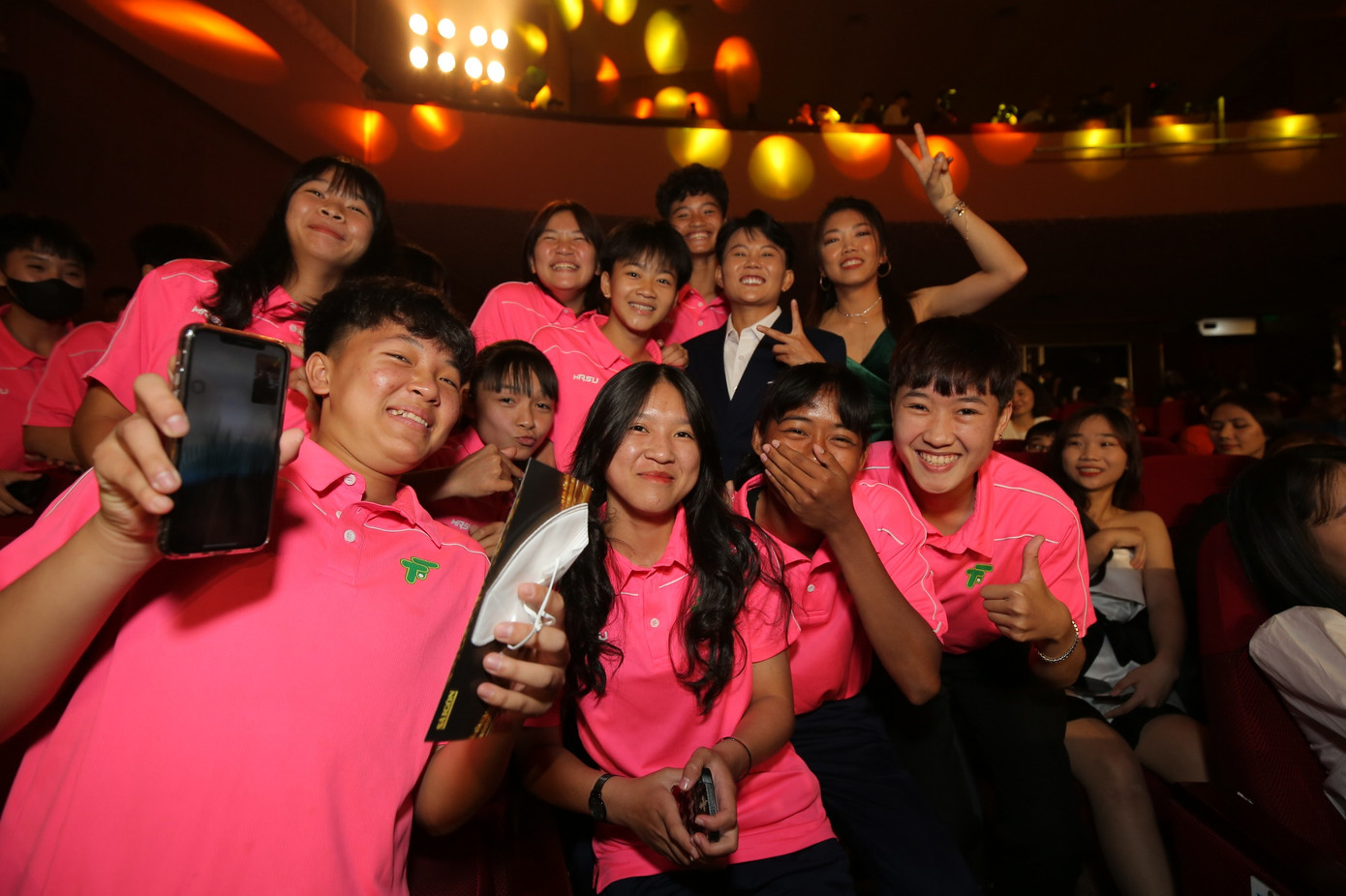 Huỳnh Như và Bích Thuỳ chụp ảnh cùng nhóm đàn em. Huỳnh Như và Bích Thuỳ chụp ảnh cùng nhóm đàn em.