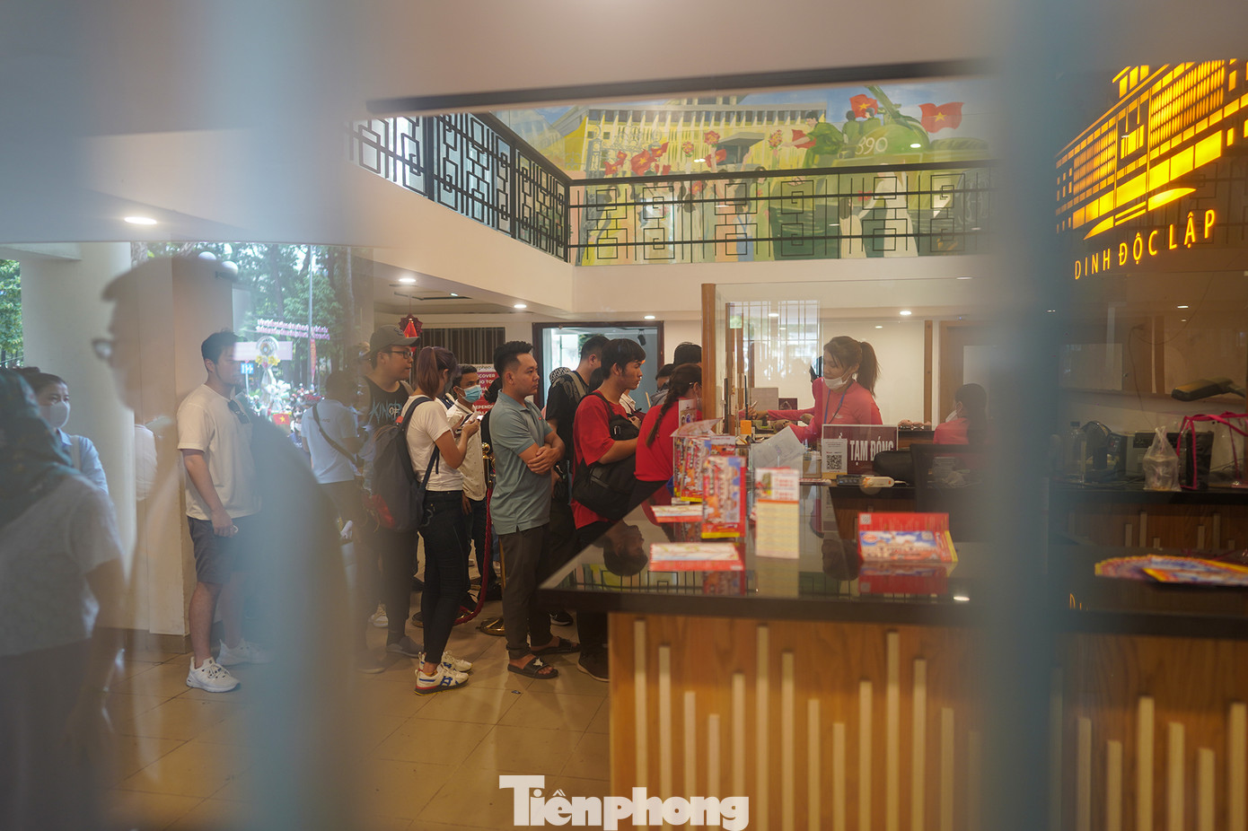 Đến khoảng 11h trưa cùng ngày, do quá đông, hội trường Thống Nhất phải tạm ngưng bán vé, không nhận thêm khiến nhiều du khách tỏ ra tiếc nuối. Phía quầy bán vé chuẩn bị sẵn tấm bảng &quot;quầy tạm đóng&quot; để điều tiết lượng du khách đến tham quan...